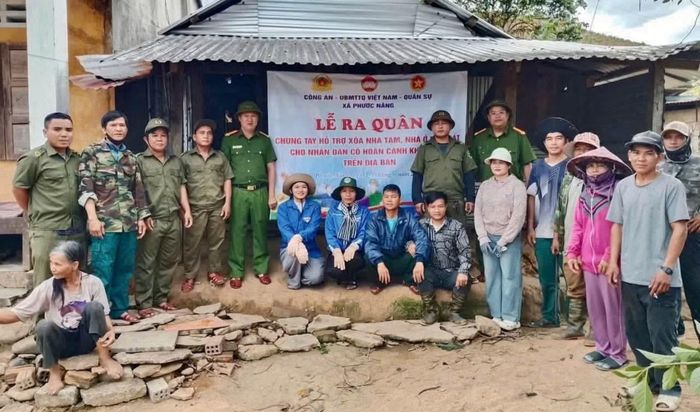 Lực lượng Công an xã Phước Năng chung tay hỗ trợ xóa nhà tạm, nhà dột nát trên địa bàn.