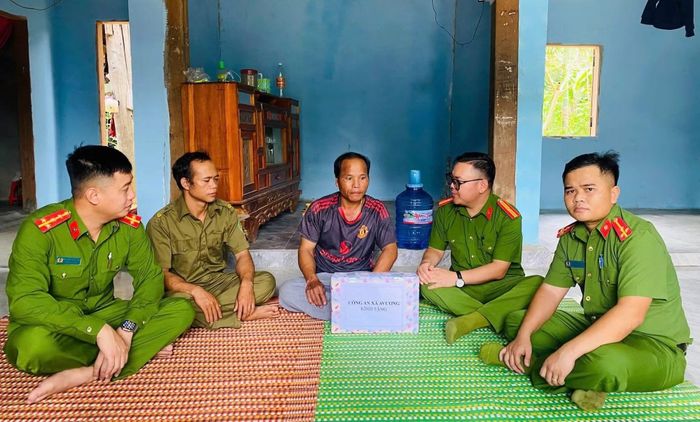 Công an xã biên giới Avương thăm, tặng quà hộ ông Bnướch Chinh (trú thôn Agiốc) trong căn nhà mới.