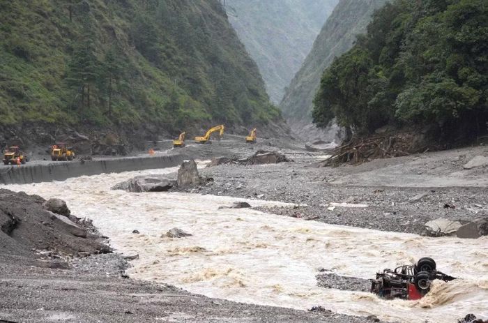 Mọi hoạt động cứu hộ tại Nepal và Trung Quốc hiện tạm dừng khi có thông tin về việc hồ chắn dòng bắt đầu tràn, dẫn tới nguy cơ lũ lụt thứ cấp. Ảnh: Reuters