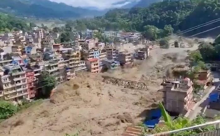 Trận lũ quét xảy ra khi một khối sông băng rộng hơn 20ha ở khu vực núi Himalaya sụp xuống thung lũng. Ảnh: Telegraph