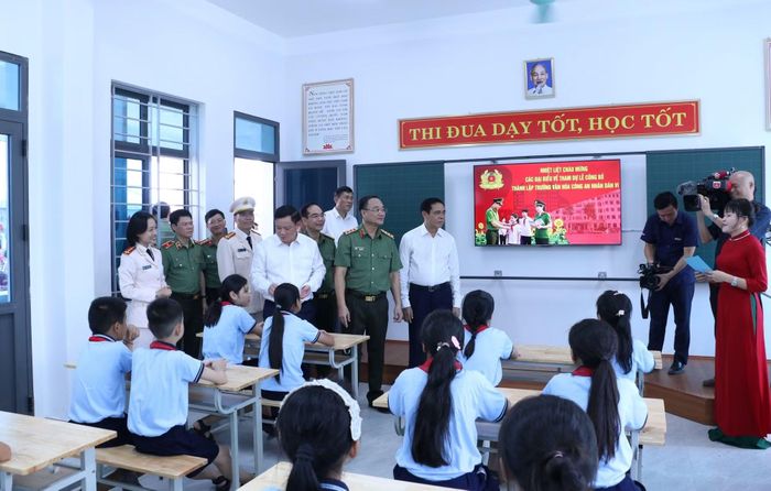 Đại biểu tham quan phòng học, thư viện của học sinh Trường Văn hoá CAND VI.