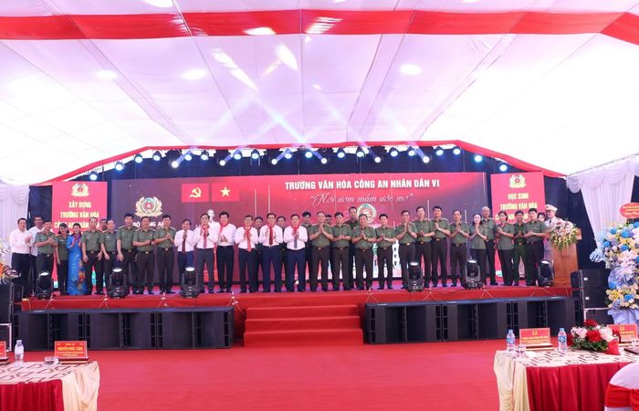 Đại biểu chụp ảnh lưu niệm.