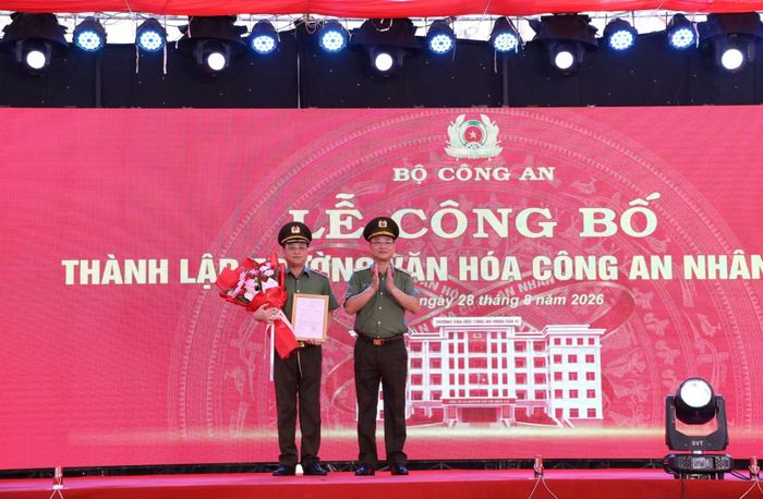 Thứ trưởng Phạm Thế Tùng trao Quyết định của Bộ trưởng Bộ Công an về việc bổ sung Trường Văn hóa CAND VI vào tổ chức bộ máy của Công an tỉnh Nghệ An.