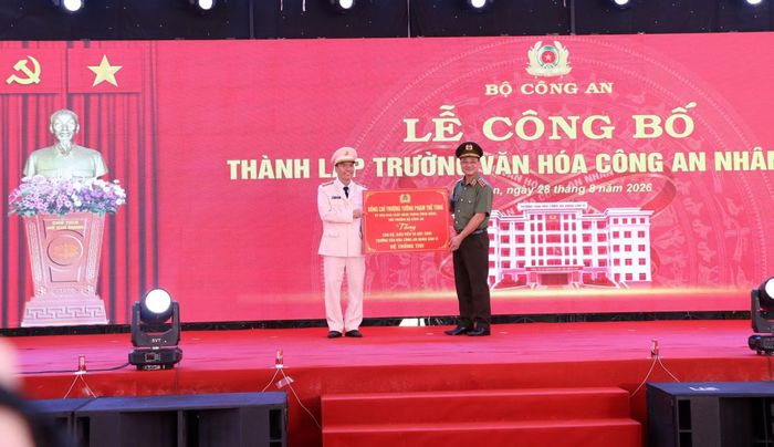 Thứ trưởng Phạm Thế Tùng trao quà của Đại tướng Lương Tam Quang, Ủy viên Bộ chính trị, Bộ trưởng Bộ Công an và quà cá nhân của đồng chí Thứ trưởng tặng Trường Văn hoá CAND VI.