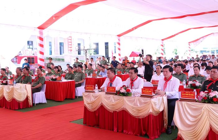 Các đồng chí lãnh đạo dự buổi lễ.