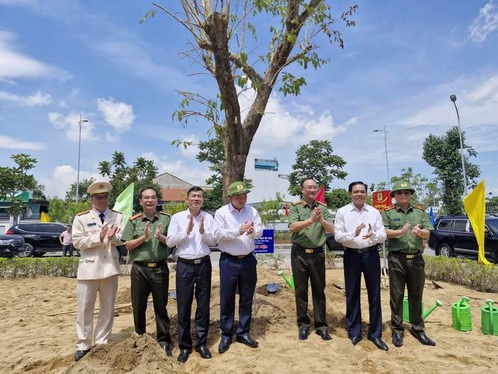 Đại biểu trồng cây và chụp ảnh lưu niệm trong khuôn viên Trường Văn hoá CAND VI.