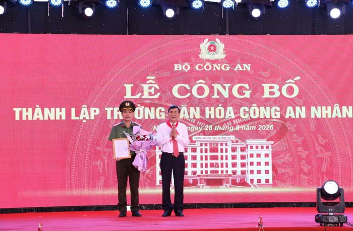 Đồng chí Thái Văn Thành, Phó Chủ tịch UBND tỉnh Nghệ An trao Quyết định của UBND tỉnh về việc thành lập Trường Văn hoá CAND VI.