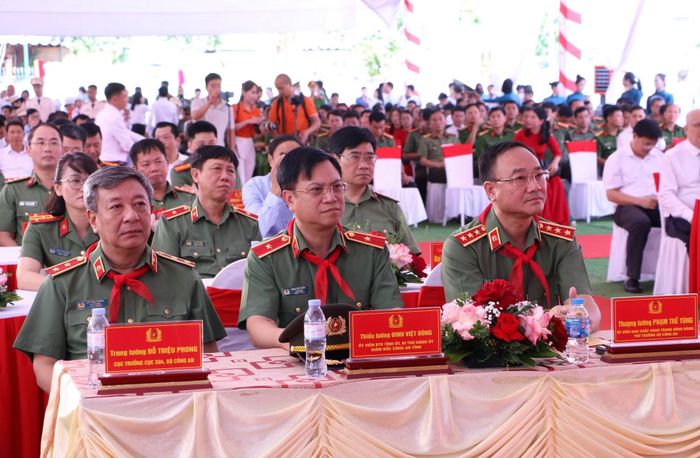 Thứ trưởng Phạm Thế Tùng; Trung tướng Đỗ Triệu Phong, Cục trưởng Cục Truyền thông Công an nhân dân và Thiếu tướng Đinh Việt Dũng, Giám đốc Công an tỉnh Nghệ An tham dự buổi lễ.