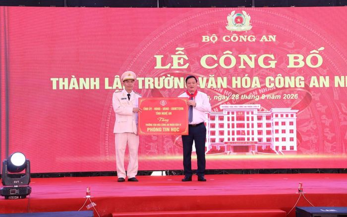 Bí thư Tỉnh uỷ Nghệ An Nguyễn Khắc Thận trao tặng Phòng tin học cho Trường Văn hoá CAND VI.