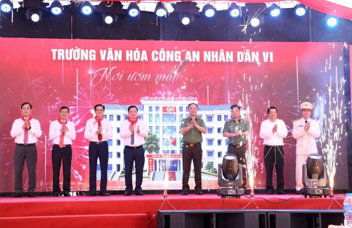 Đại biểu thực hiện nghi thức: Khai bút mở trường.