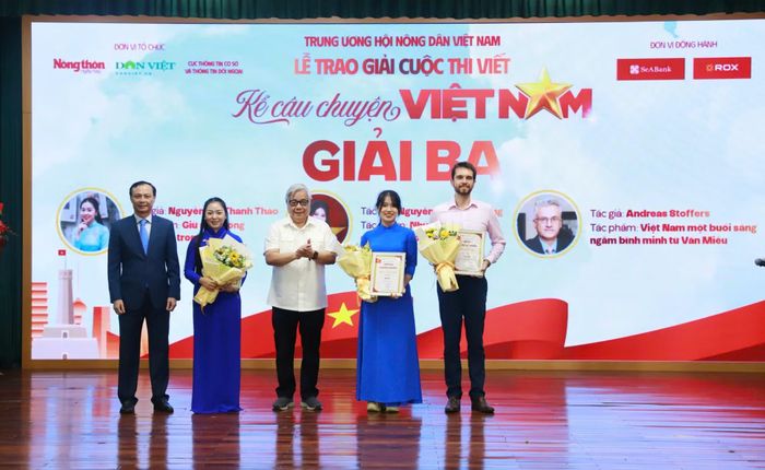 Ban tổ chức trao thưởng cho các tác giả đạt giải Ba.