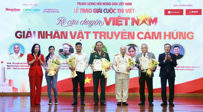 Chủ tịch Hội Nông dân Việt Nam Lương Quốc Đoàn và Thứ trưởng Bộ Ngoại giao Lê Thị Thu Hằng trao giải Nhân vật truyền cảm hứng cho các tác giả đạt giải.