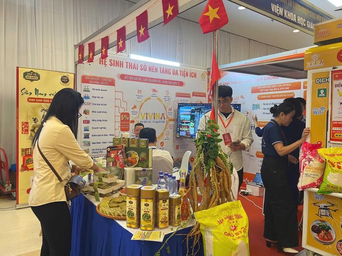 Các doanh nghiệp, cơ sở sản xuất giới thiệu sản phẩm bên lề Đại hội.