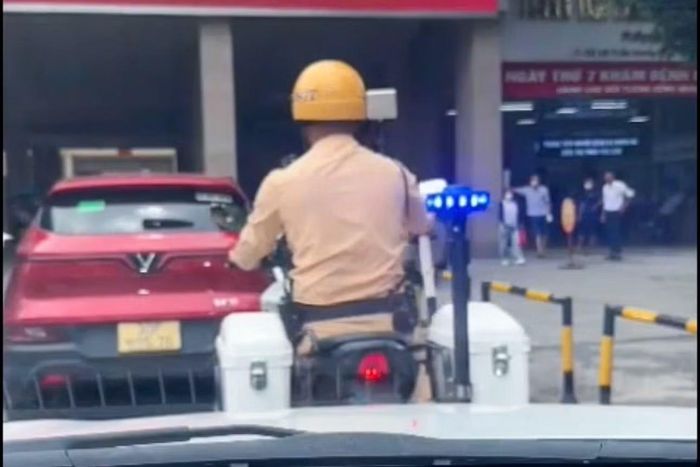 Tổ công tác hỗ trợ, mở đường cho xe chở bệnh nhân đến bệnh viện an toàn.