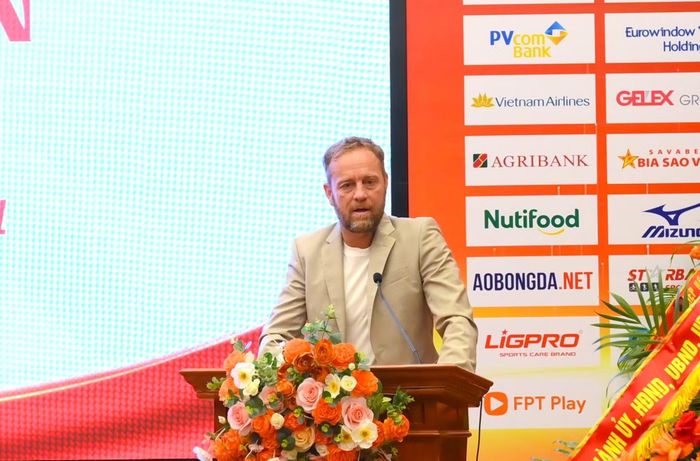 Huấn luyện viên trưởng Alexandre Polking phát biểu tại buổi lễ.