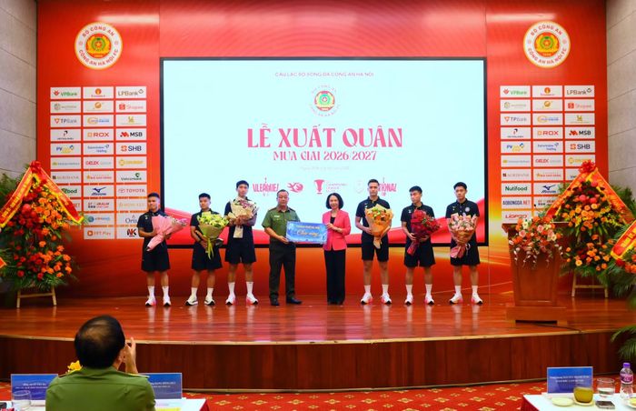 Đồng chí Vũ Thu Hà, Phó Chủ tịch UBND TP Hà Nội tặng quà chúc mừng CLB Bóng đá Công an Hà Nội. 