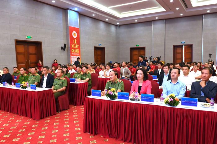  Thứ trưởng Đặng Hồng Đức cùng các đại biểu tại lễ xuất quân mùa giải 2026/2027 của CLB Bóng đá Công an Hà Nội. 