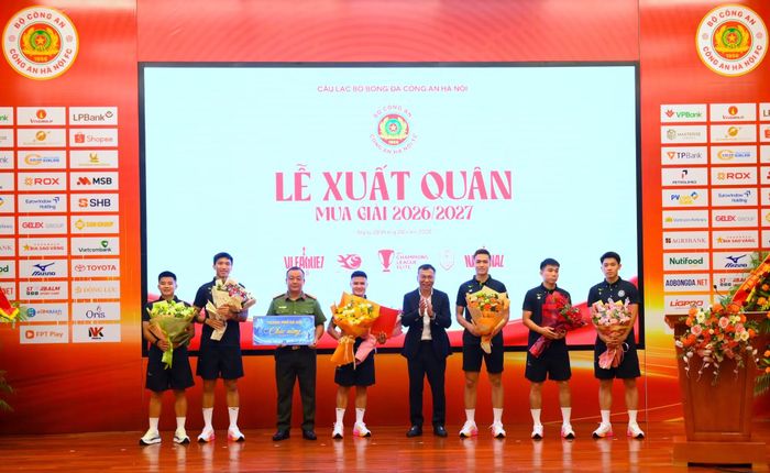  Ông Trần Quốc Tuấn, Chủ tịch Liên đoàn bóng đá Việt Nam tặng quà chúc mừng CLB Bóng đá Công an Hà Nội. 
