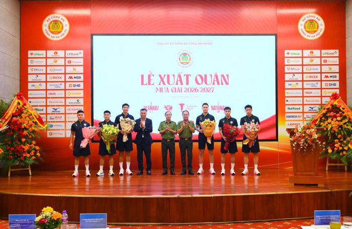  Thứ trưởng Đặng Hồng Đức; Trung tướng Nguyễn Thanh Tùng, Giám đốc Công an TP Hà Nội và ông Trần Quốc Tuấn, Chủ tịch Liên đoàn bóng đá Việt Nam biểu dương và chúc mừng 6 thành viên CLB Công an Hà Nội. 