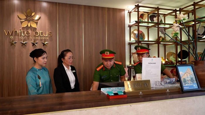 Công an cơ sở kiểm tra công tác khai báo lưu trú tại các cơ sở lưu trú trên địa bàn TP Huế.