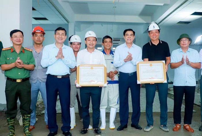 Chủ tịch UBND tỉnh Nghệ An Võ Trọng Hải khen thưởng đột xuất 2 nhà thầu trên công trường thi công trường nội trú liên cấp.