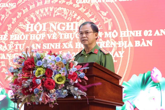 Các đại biểu tham luận tại hội nghị.
