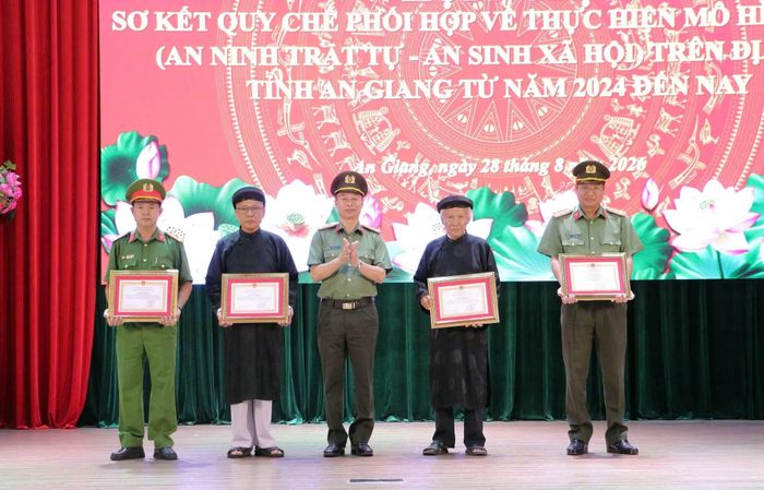 Đại tá Đào Hải Đăng, Phó Giám đốc Công an tỉnh An Giang trao Giấy khen của Giám đốc Công an tỉnh tặng các tập thể, cá nhân có thành tích xuất sắc trong triển khai thực hiện mô hình “02 An” trên địa bàn tỉnh.