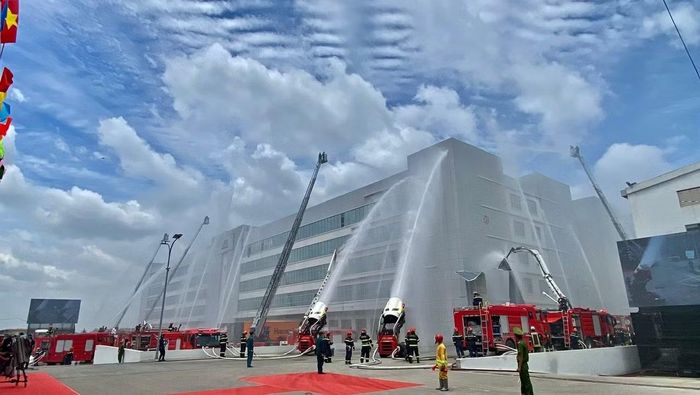 Các phương tiện đồng loạt triển khai chữa cháy.
