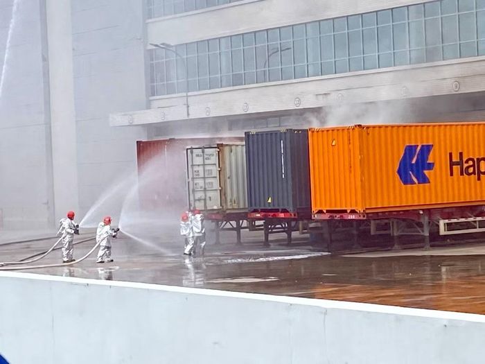 Đám cháy lan sang các container chứa hàng.