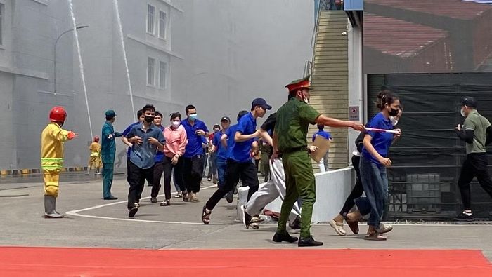 Công an hướng dẫn hơn 1.500 công nhân thoát khỏi đám cháy.