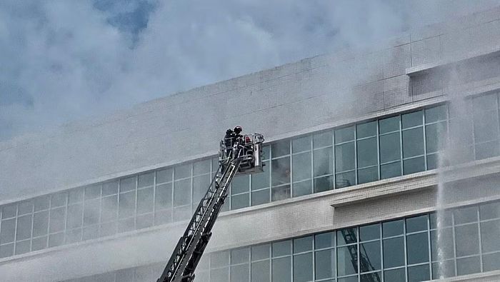 Xe thang tiếp cận giải cứu nạn nhân mắc kẹt.