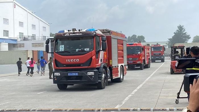 Gần 100 phương tiện được huy động đến hiện trường.