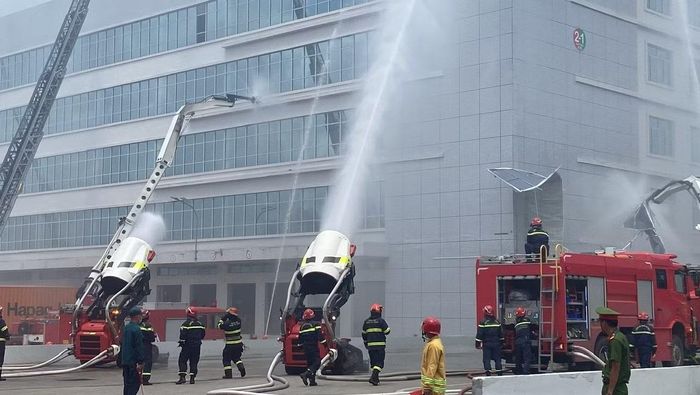 Các phương tiện chữa cháy hiện đại có mặt tại buổi diễn tập.