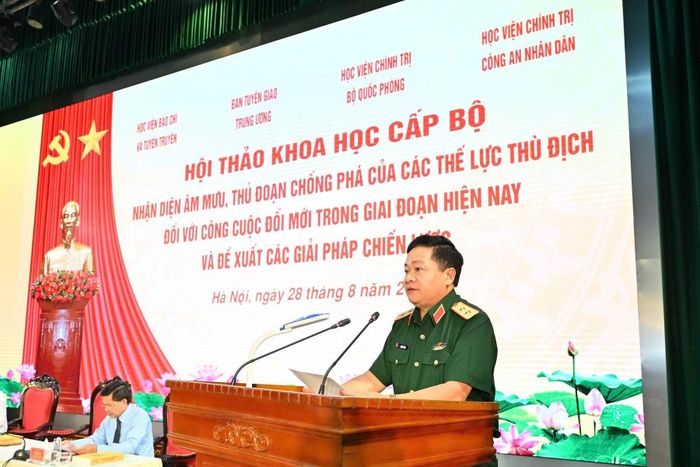 Trung tướng, PGS.TS Đặng Sỹ Lộc, Giám đốc Học viện Chính trị, Bộ Quốc phòng phát biểu khai mạc hội thảo.