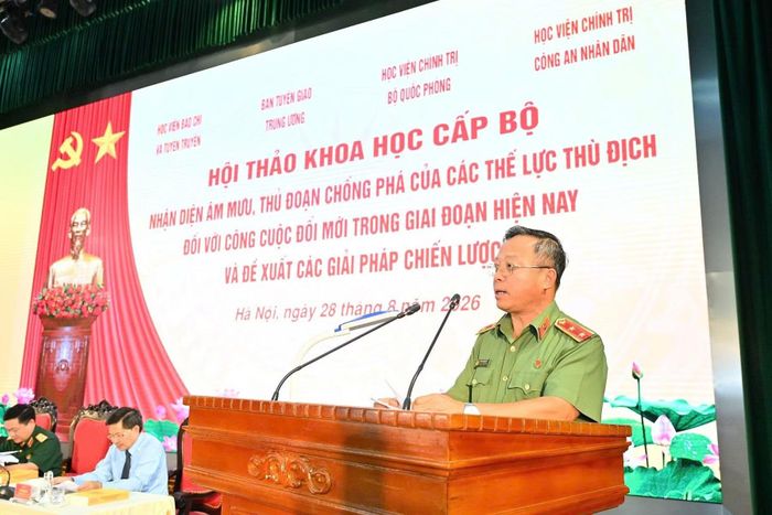 Trung tướng, PGS.TS, Nhà giáo ưu tú Phan Xuân Tuy, Bí thư Đảng ủy, Giám đốc Học viện Chính trị Công an nhân dân (Bộ Công an) phát biểu tại hội thảo.