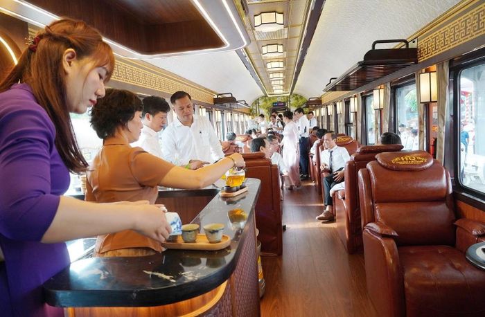 Hành khách thích thú thưởng thức các đặc sản của địa phương Huế và Quảng Trị ngay trên toa tàu.