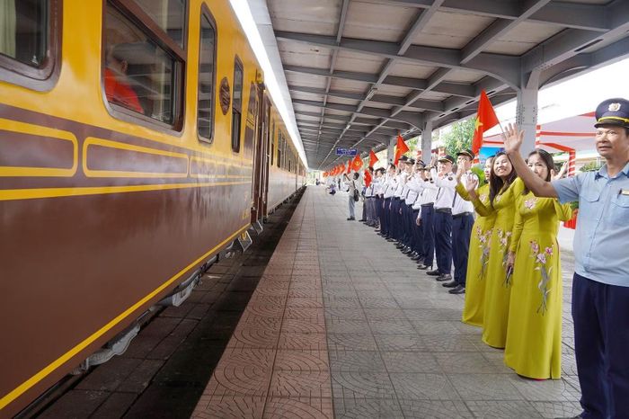 Đoàn tàu du lịch chính thức lăn bánh rời ga Đồng Hới vào Huế.