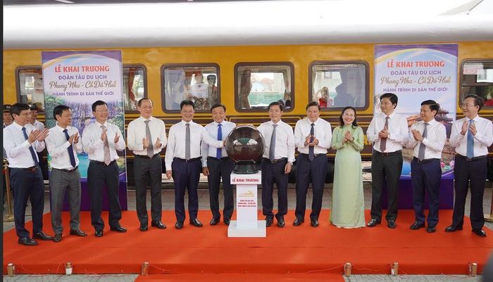 Lãnh đạo tỉnh Quảng Trị, Bộ Xây dựng và Tổng công ty cổ phần đường sắt Việt Nam khai trương đoàn tàu du lịch nối Phong Nha Kẻ Bàng với cố đô Huế.