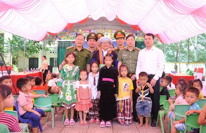 Thứ trưởng Nguyễn Văn Long cùng các đại biểu và các em nhỏ Trường Mầm non Lý Bôn.