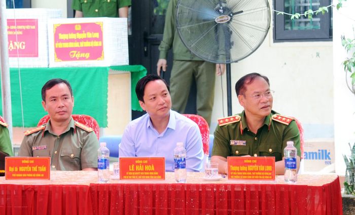Thứ trưởng Nguyễn Văn Long và các đại biểu dự Lễ khởi công Trường Mầm non Khuổi Vin.
