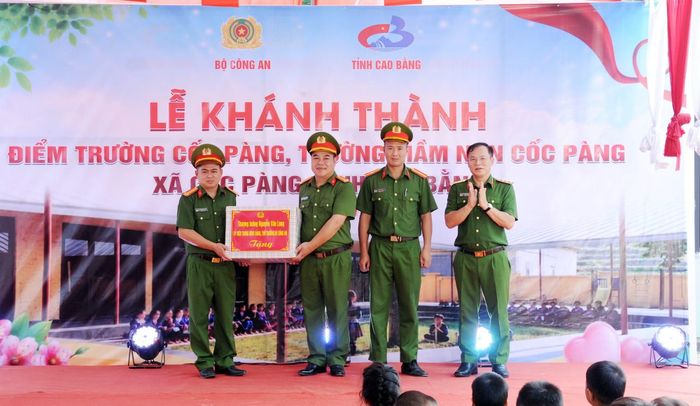 Thứ trưởng Nguyễn Văn Long trao quà tặng Công an xã Cốc Pàng.