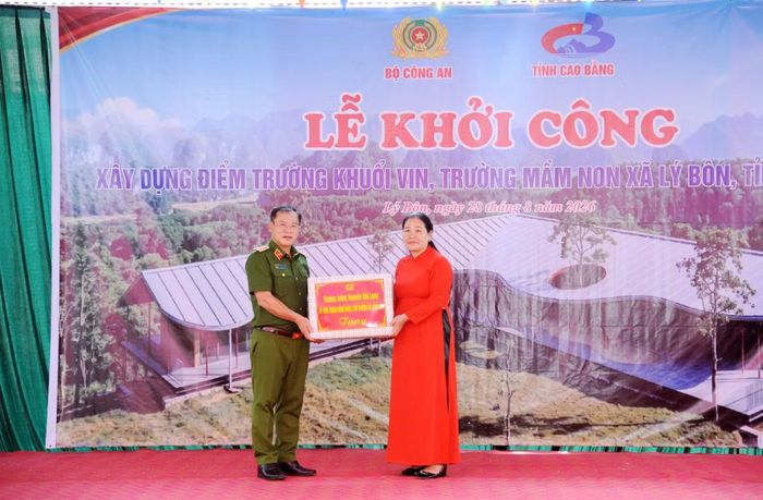 Thứ trưởng Nguyễn Văn Long trao quà tặng Trường Mầm non Lý Bôn.