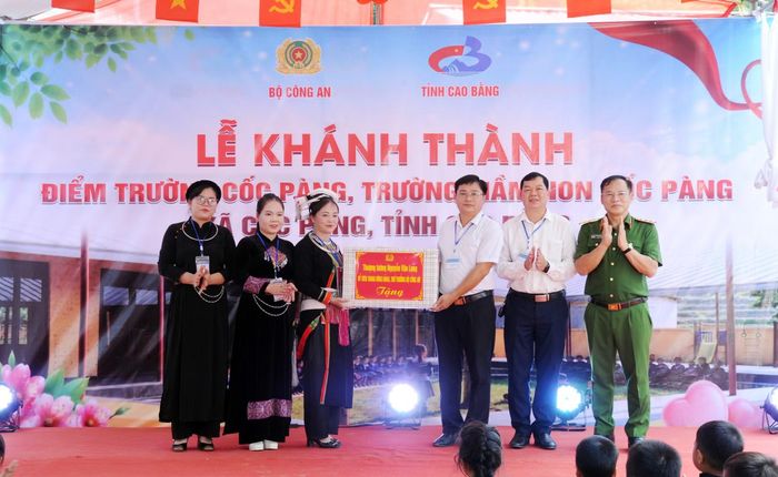 Thứ trưởng Nguyễn Văn Long trao quà tặng Đảng ủy, UBND xã Cốc Pàng và Trường Mầm non Cốc Pàng.