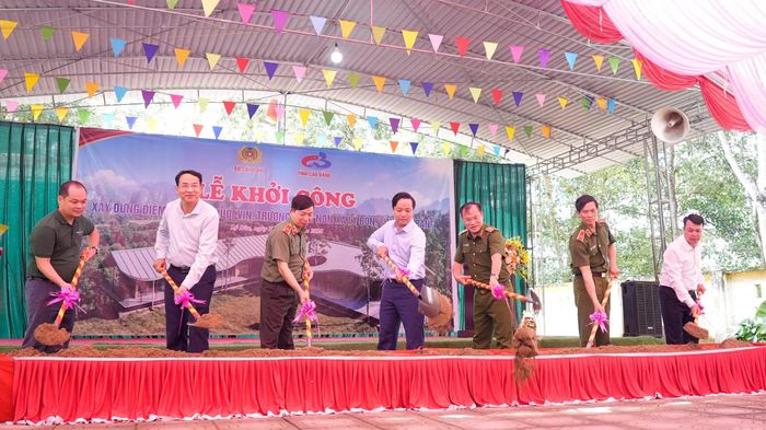 Thứ trưởng Nguyễn Văn Long và các đại biểu thực hiện nghi thức khởi công xây dựng điểm trường.