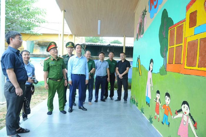 Thứ trưởng Bộ Công an Nguyễn Văn Long và các đại biểu tham quan công trình Trường Mầm non Cốc Pàng.