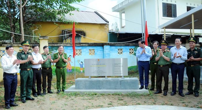 Thứ trưởng Nguyễn Văn Long và các đại biểu bên công trình Trường Mầm non Cốc Pàng.
