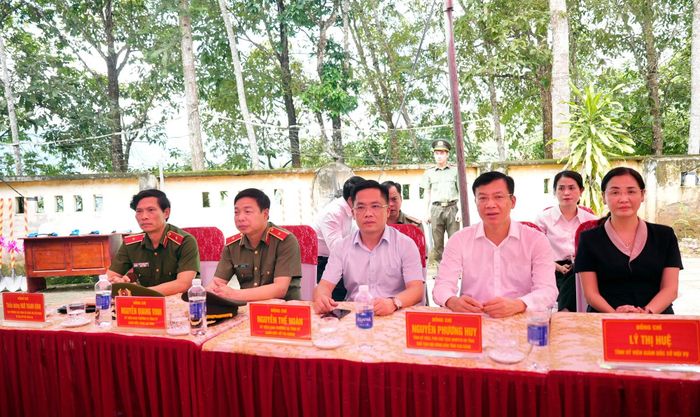 Các đại biểu dự Lễ khởi công Trường Mầm non Khuổi Vin.