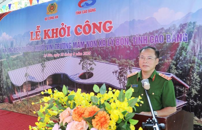 Thứ trưởng Nguyễn Văn Long phát biểu tại Lễ khởi công Trường Mầm non Khuổi Vin.