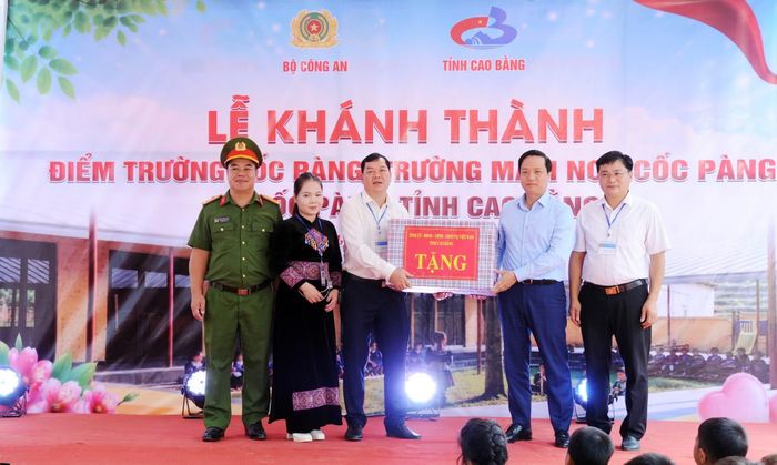 Đồng chí Lê Hải Hòa, Chủ tịch UBND tỉnh Cao Bằng trao quà tặng xã Cốc Pàng.