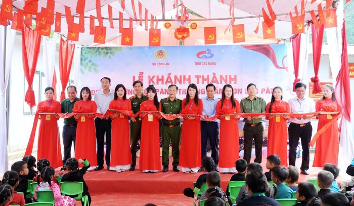 Thứ trưởng Nguyễn Văn Long và các đại biểu cắt băng khánh thành Trường Mầm non Cốc Pàng.